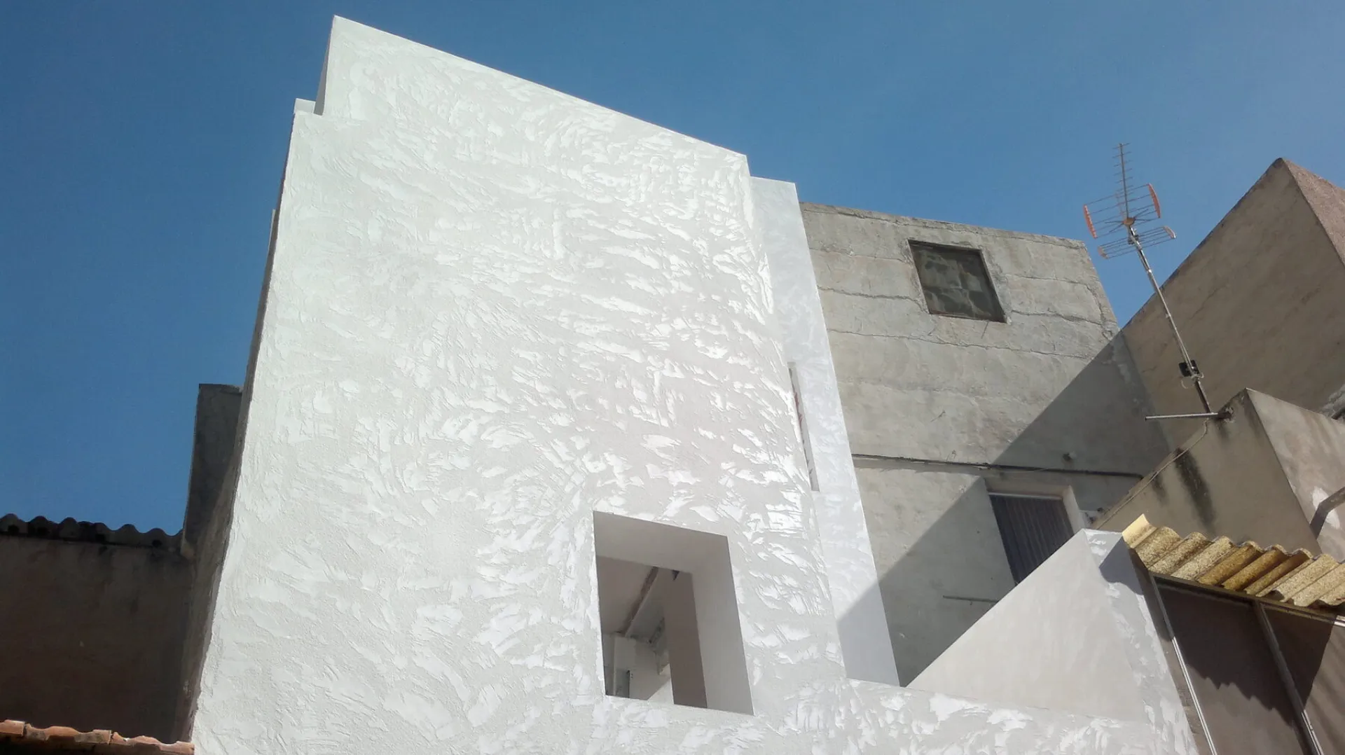 Casa Albor — Rehabilitación de vivienda urbana en Agost-Alicante