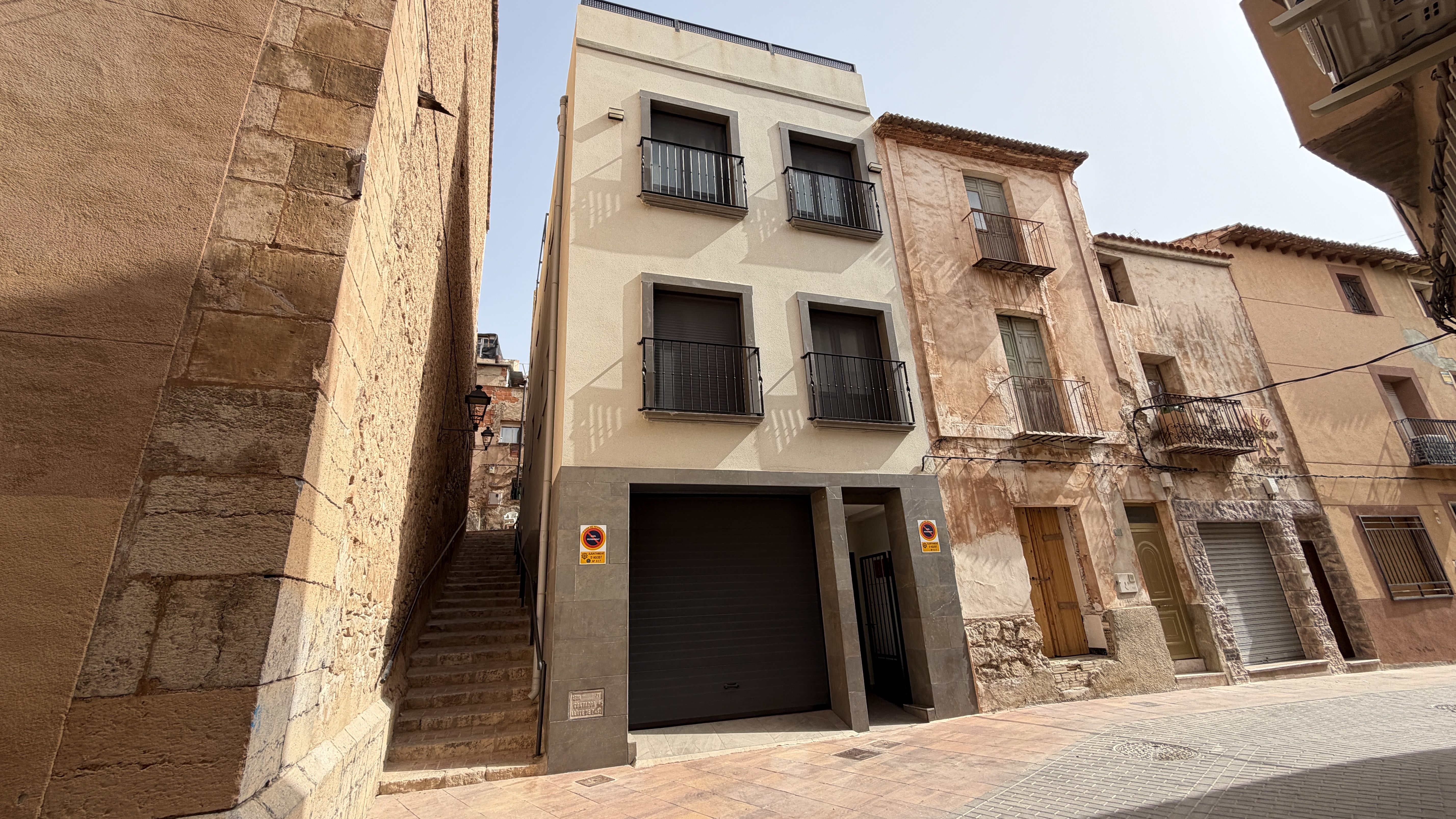 Vivienda urbana entre medianeras en Agost-Alicante — Casa Escala