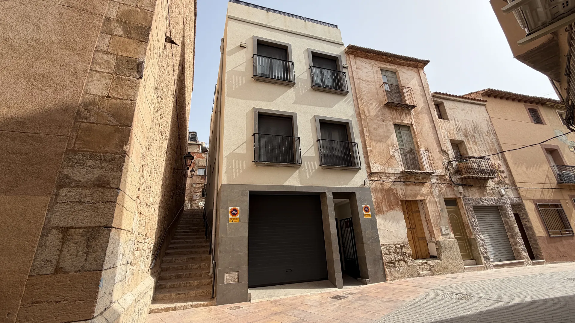 Vivienda urbana entre medianeras en Agost-Alicante — Casa Escala
