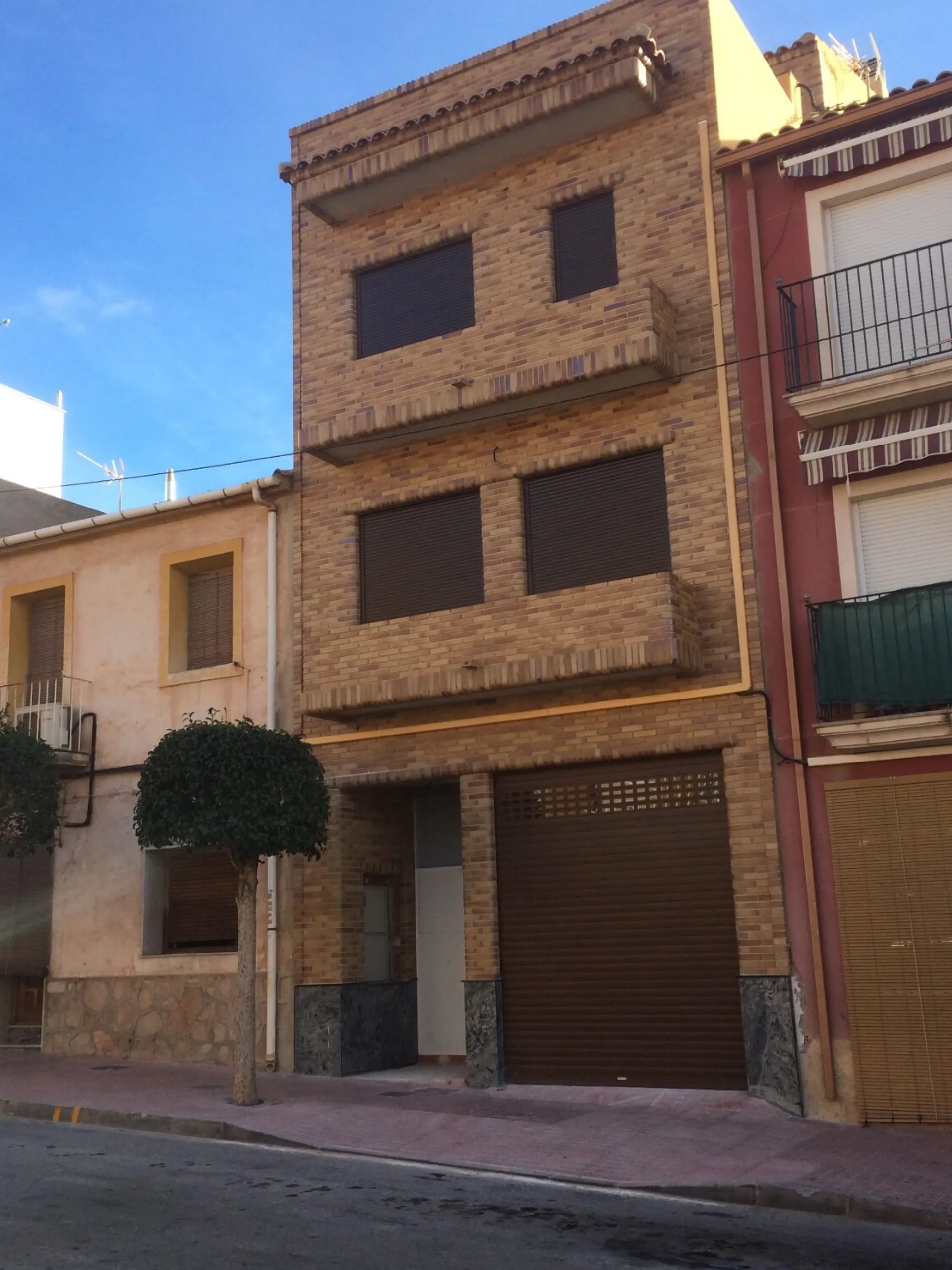 Vivienda urbana entre medianeras en Agost-Alicante — Casa Origen